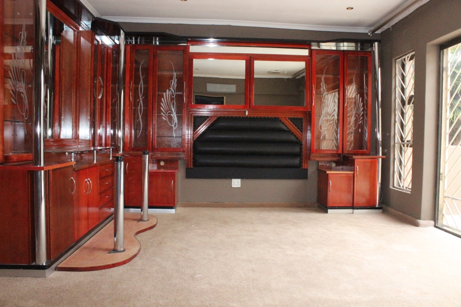 5 Bedroom Property for Sale in Van Der Hoff Park North West
